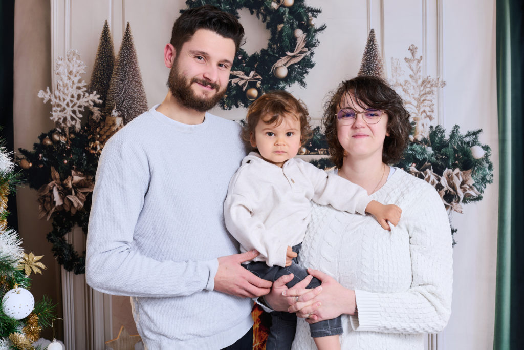 séance photo famille dans un décor de Noël – photographe à Bourgoin-Jallieu