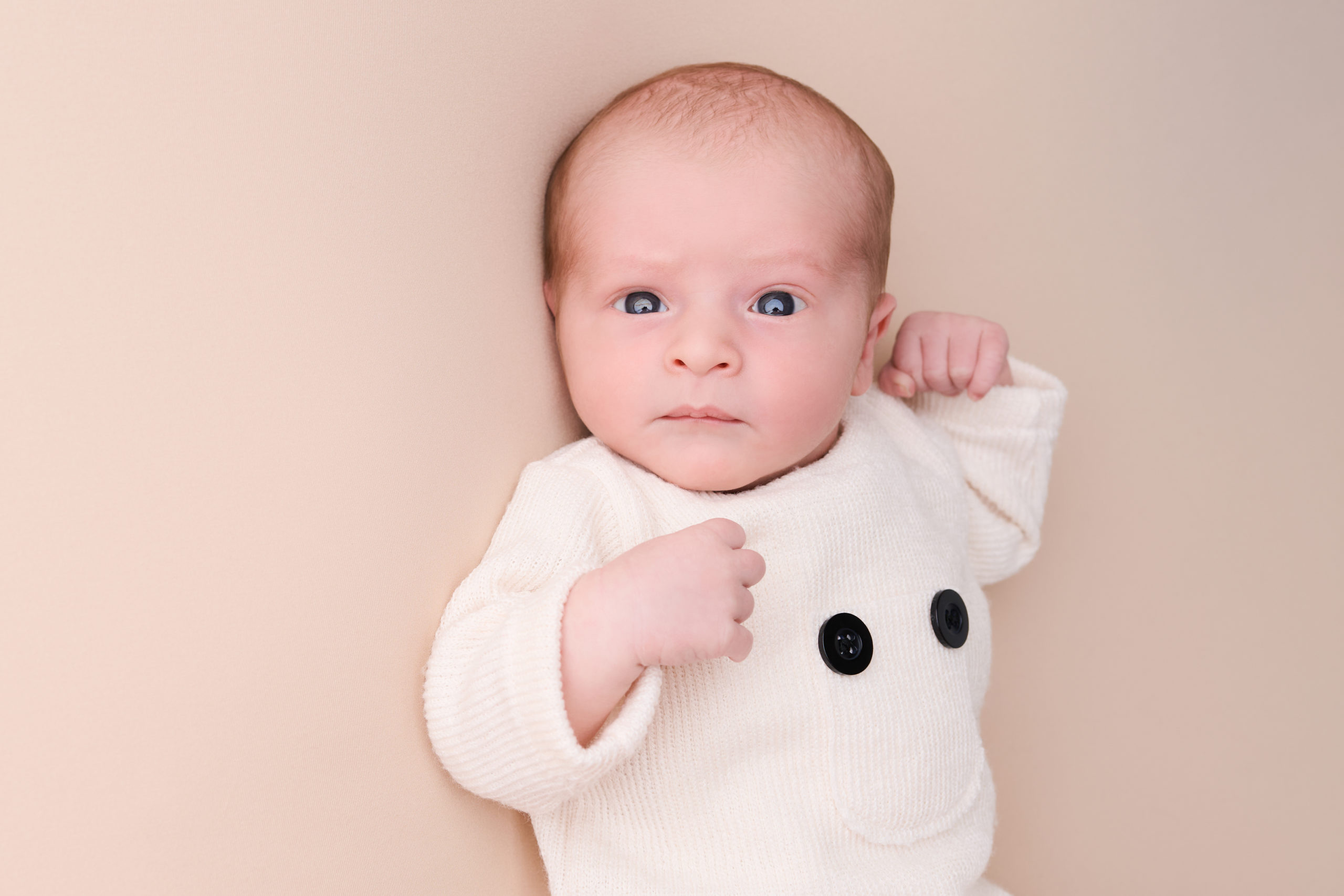 bebe yeux ouverts seance naissance studio