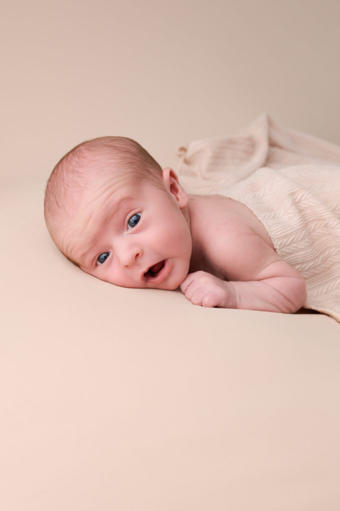 nouveau ne regard studio photo