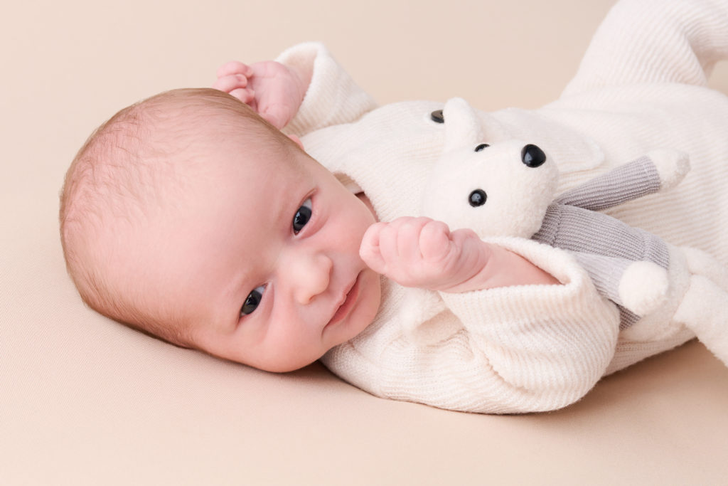 nouveau ne regard studio photo