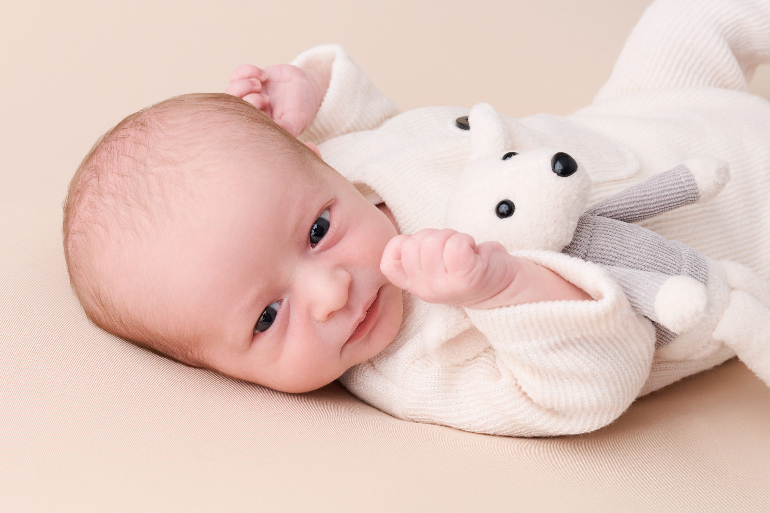 nouveau ne regard studio photo